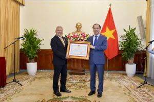 Indonesian Ambassador Ibnu Hadi receives Vietnam Government's Friendship Order