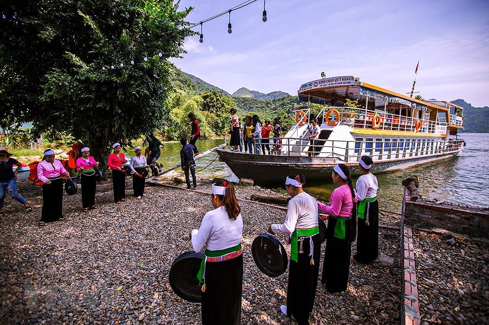 The combination of traditional ethnic cultures and landscape create uniqueness for the local tourism. (Photo: VNA)