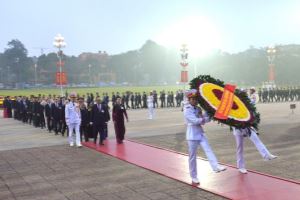 Congress delegates pay tribute to President Ho Chi Minh