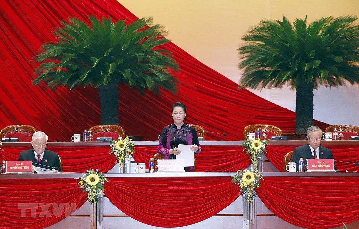 Nguyen Thi Kim Ngan (standing), Politburo member and Chairwoman of the National Assembly, introduces the lists of members of the Presidium, the Secretary Group and the board for delegate status verification for approval (Photo: VNA)