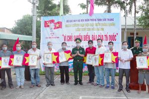 Soc Trang province presents national flags, Uncle Ho's portraits to fishermen ​