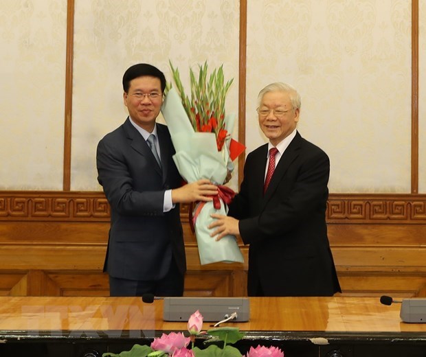 Party General Secretary and State President Nguyen Phu Trong presents flowers congratulating Politburo member Vo Van Thuong on being assigned as Permanent member of the Party Central Committee's Secretariat (Photo: VNA)