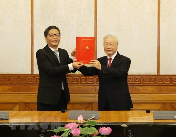 Party General Secretary and State President Nguyen Phu Trong hands over the decision to Politburo member Tran Tuan Anh, assigning him to hold the position of Chairman of the Party Central Committee's Economic Commission (Photo: VNA)