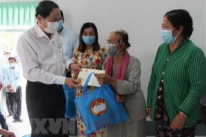 Fatherland Front leader sends Tet gifts to the disadvantaged in Hau Giang