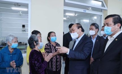 PM presents Tet gifts to social support centre in Quang Nam