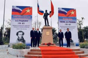 Statue of great Russian poet Pushkin inaugurated in Hanoi