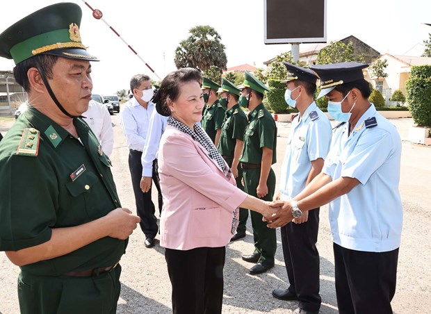 NA Chairwoman Nguyen Thi Kim Ngan visits officers and soldiers at the Ha Tien international border post (Photo: VNA)