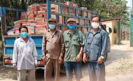 Providing aid relief to overseas Vietnamese affected by pandemic in Cambodia