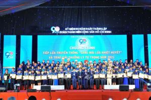 Presenting Ly Tu Trong Award to 98 outstanding youth union officials