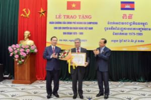State Bank of Vietnam officers receive Cambodian Order