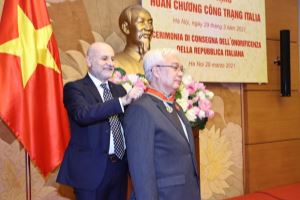 Italian Ambassador presents Order of Merit to Vietnamese official