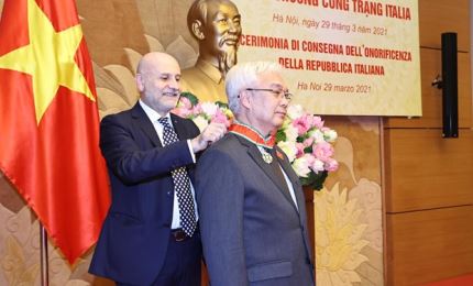 Italian Ambassador presents Order of Merit to Vietnamese official