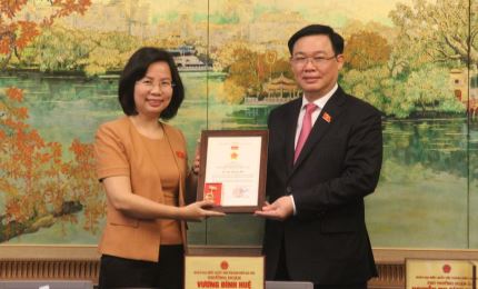 Presenting insignia to 14th NA deputies of Hanoi