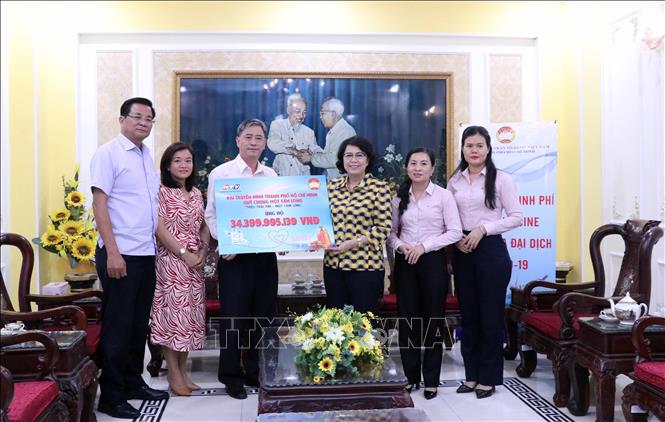 Ms. To Thi Bich Chau receives over 34 billion VND (Photo: VNA)