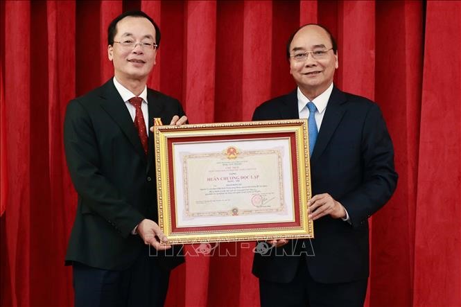 President Nguyen Xuan Phuc presents second class Independence Order to former Minister of Construction Pham Hong Ha (Photo: VNA)