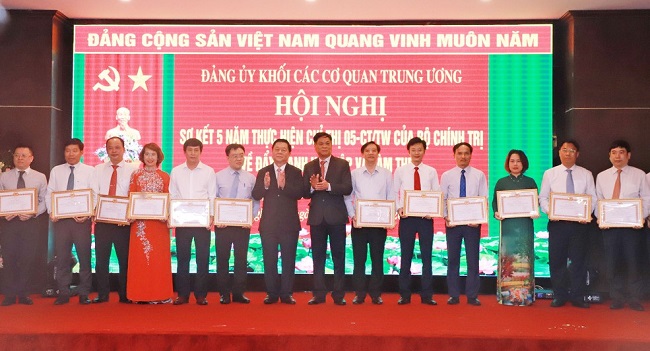 Collectives and individuals honoured at the ceremony (Photo: xaydungdang.vn)