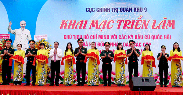 Cutting ribbon to open the exhibition (Source: baocantho.vn)