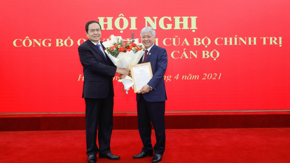 Mr. Tran Thanh Man presents the decision and flowers to Mr. Do Van Chien (right) (Photo: VOV)