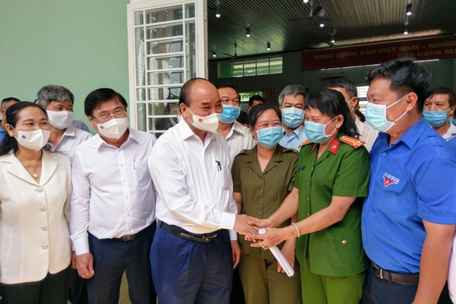 State President Nguyen Xuan Phuc meets voters in Ho Chi Minh City's Cu Chi district (Photo: laodong.vn)
