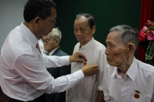 483 Party members in Binh Dinh province receive Party Badges
