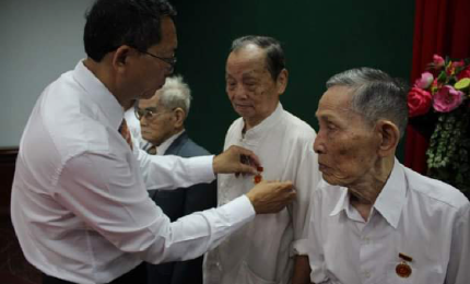 483 Party members in Binh Dinh province receive Party Badges