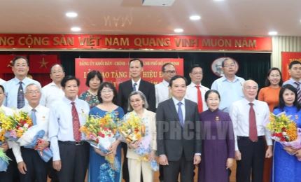 Ho Chi Minh city awards Party Badges to 2,179 Party members
