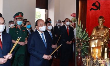 State leader offers incense and flower to President Ho Chi Minh