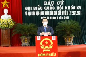 NA Chairman Vuong Dinh Hue joins voters in Hai Phong