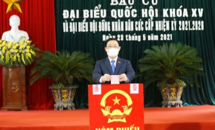NA Chairman Vuong Dinh Hue joins voters in Hai Phong