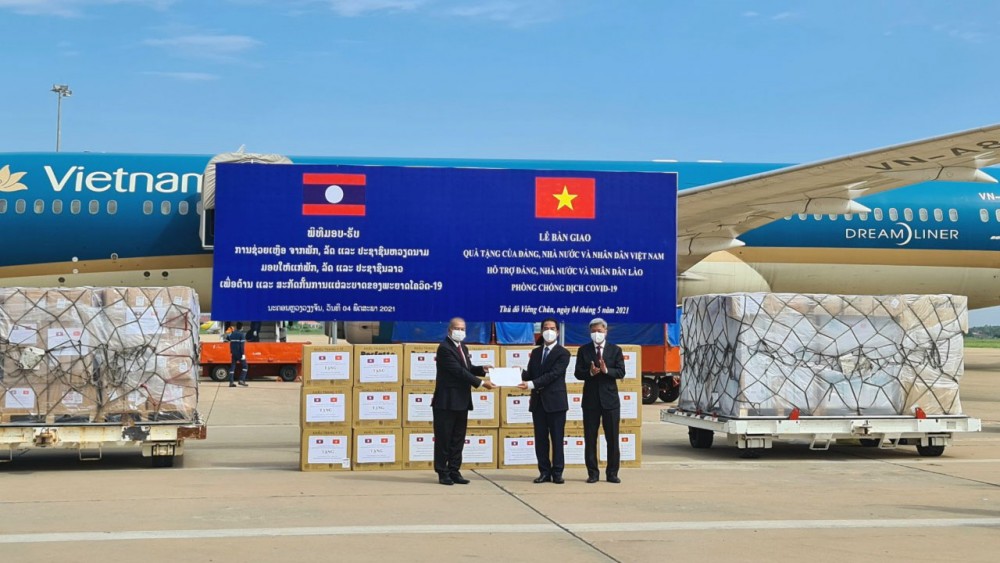 Vietnam presents gift to Laos to fight against COVID-19 pandemic (Photo: VNA)