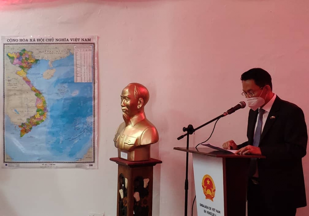 Ambassador Le Viet Duyen speaking at the exhibition (Photo: baoquocte.vn)