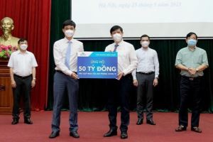 MoH receives 125 billion VND, 1 million USD, and 1 million vaccine doses donated by enterprises