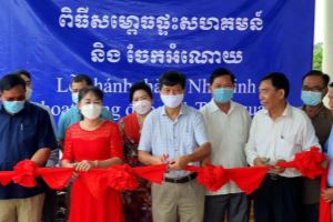 Inaugurating communal house for Vietnamese Cambodians in Cambodia’s Kampot province