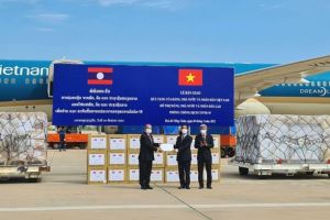 Vietnam presents 500,000 USD to help Laos battle COVID-19