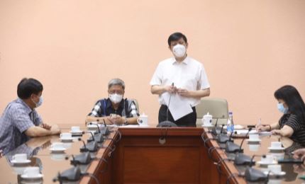 Vietnam sends COVID-19 prevention experts to assist Laos