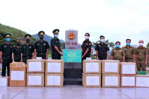 Son La Provincial Border Guard offers medical aid to Lao armed forces
